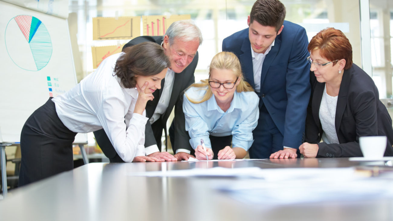 Zusammenarbeit vom erfolgreichen Business Team im Konferenzraum