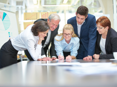 Zusammenarbeit vom erfolgreichen Business Team im Konferenzraum